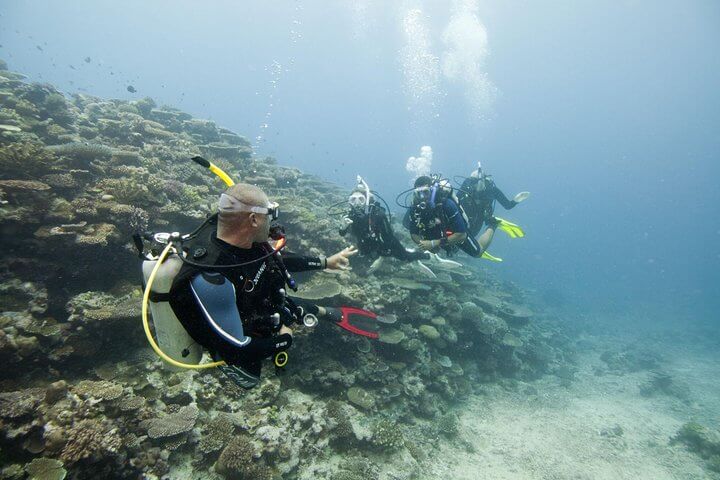 PADI Discover Scuba Diving for beginners first step to become a diver with Divinguru in Sri Lanka