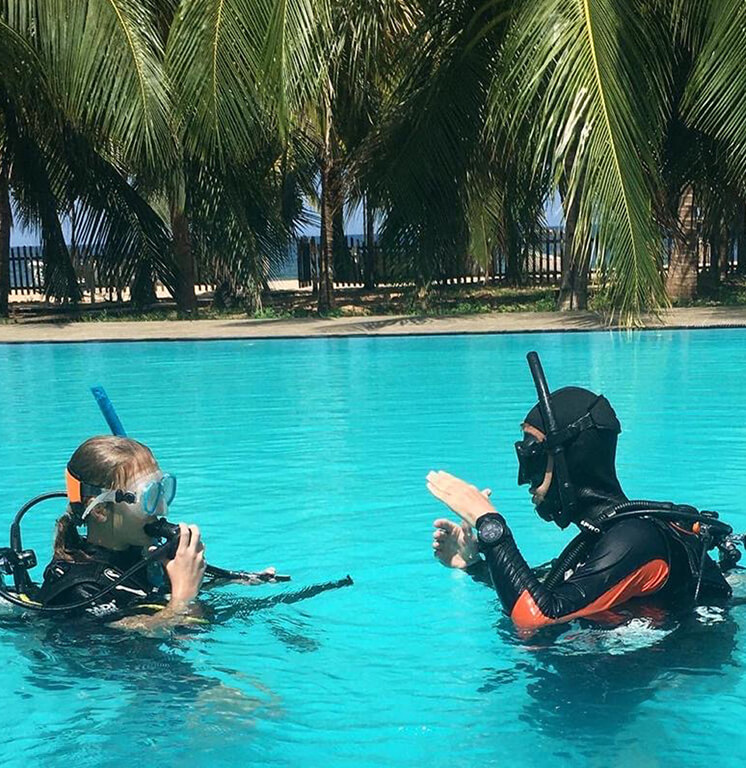 PADI confined water teaching in pool with Divinguru