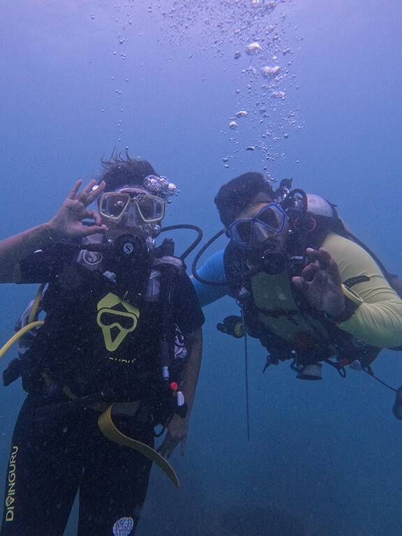 PADI confined water teaching in pool with Divinguru