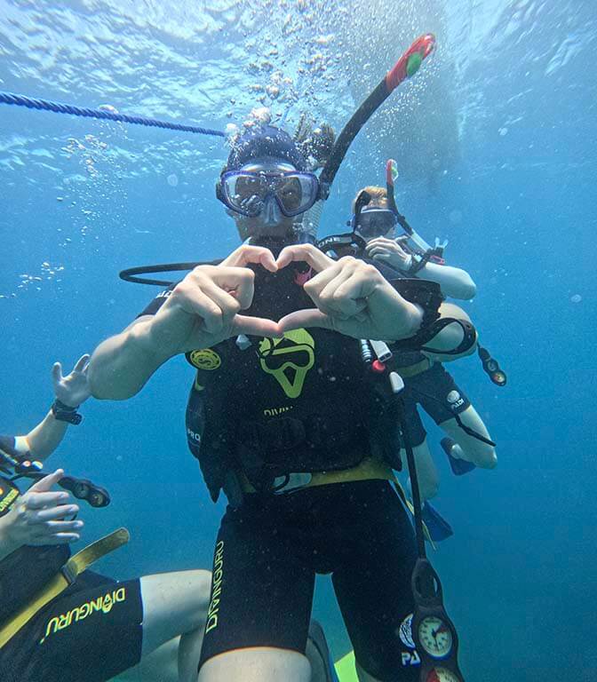 we love scuba diving, scuba diver showing heart signal underwater Divinguru dive centres in Unawatuna, Nilaveli and Trincomalee Sri Lanka