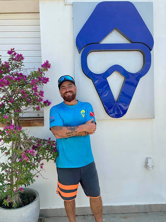 PADI confined water teaching in pool with Divinguru